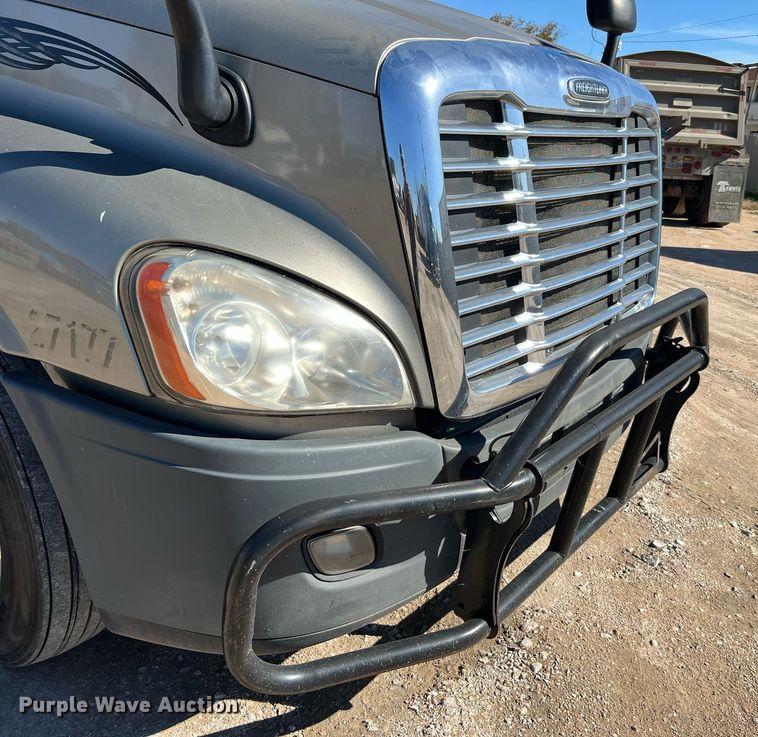 image for item DQ2321 2016 Freightliner Cascadia  semi truck