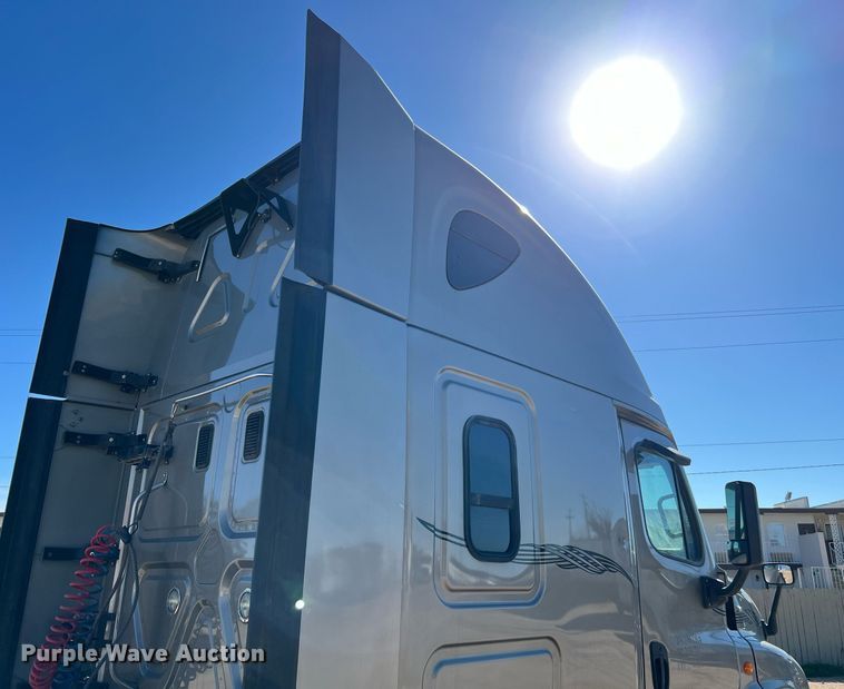 image for item DQ2321 2016 Freightliner Cascadia  semi truck