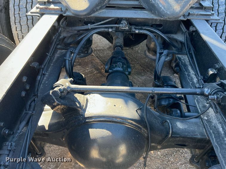 image for item DQ2321 2016 Freightliner Cascadia  semi truck