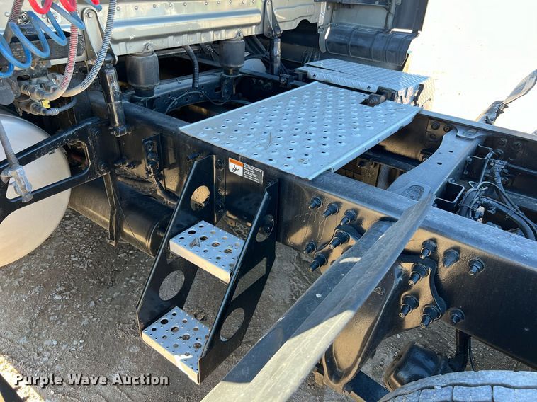 image for item DQ2321 2016 Freightliner Cascadia  semi truck