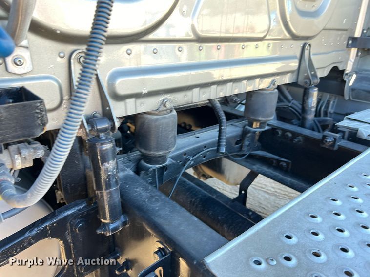 image for item DQ2321 2016 Freightliner Cascadia  semi truck