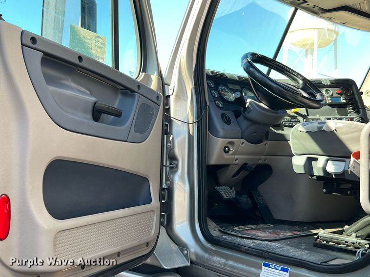 image for item DQ2321 2016 Freightliner Cascadia  semi truck