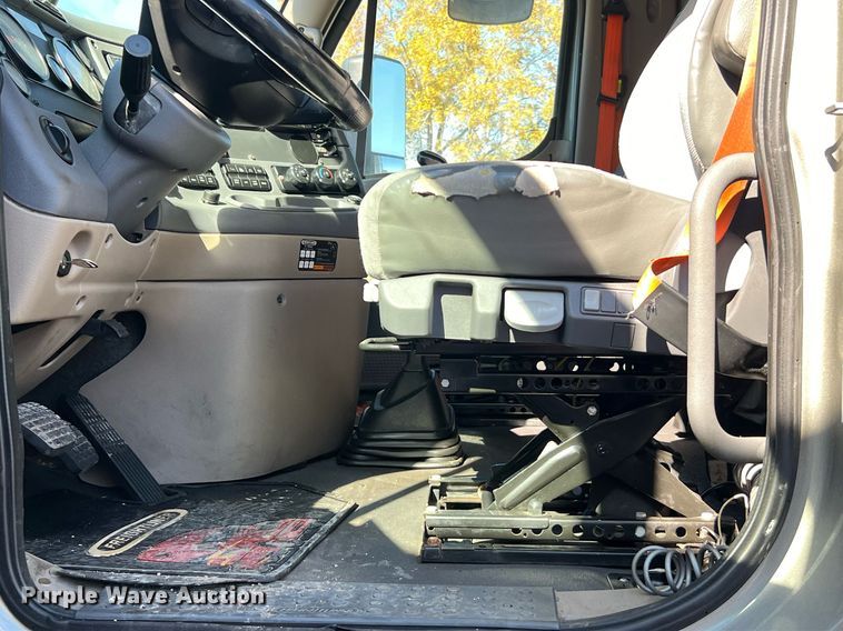 image for item DQ2321 2016 Freightliner Cascadia  semi truck