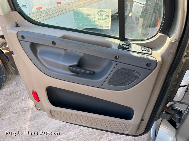 image for item DQ2321 2016 Freightliner Cascadia  semi truck