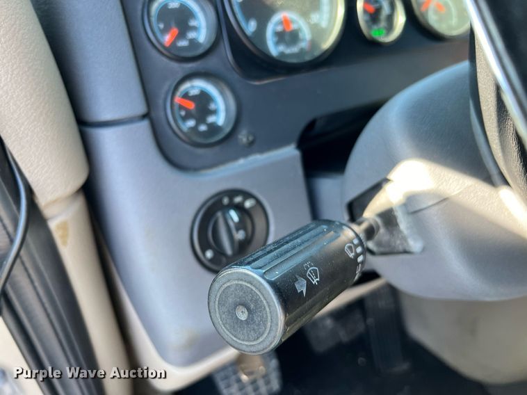 image for item DQ2321 2016 Freightliner Cascadia  semi truck