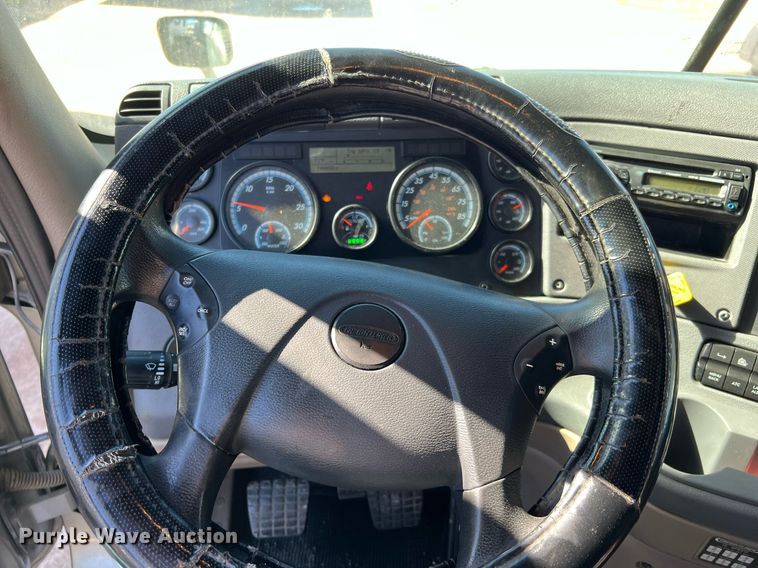 image for item DQ2321 2016 Freightliner Cascadia  semi truck