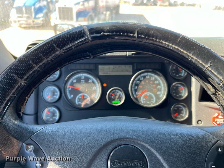 image for item DQ2321 2016 Freightliner Cascadia  semi truck