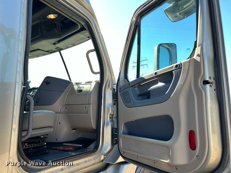 image for item DQ2321 2016 Freightliner Cascadia  semi truck