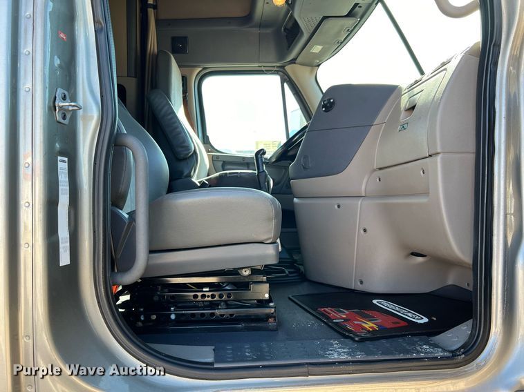 image for item DQ2321 2016 Freightliner Cascadia  semi truck