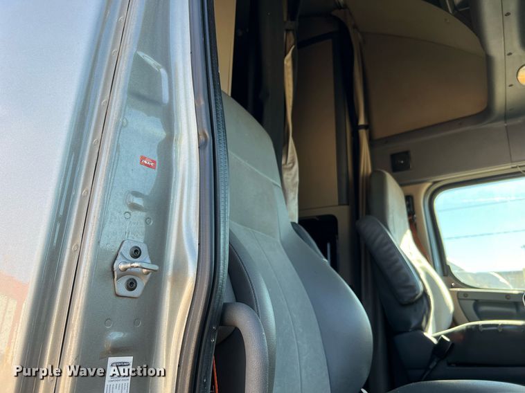 image for item DQ2321 2016 Freightliner Cascadia  semi truck