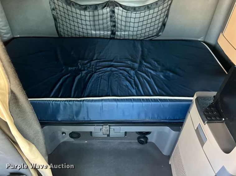 image for item DQ2321 2016 Freightliner Cascadia  semi truck