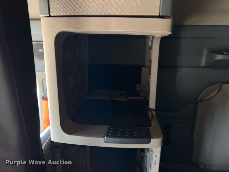 image for item DQ2321 2016 Freightliner Cascadia  semi truck