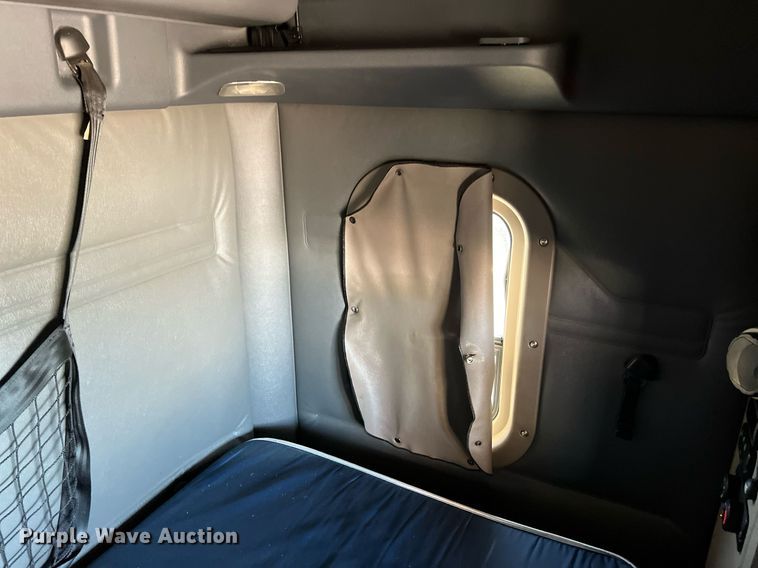 image for item DQ2321 2016 Freightliner Cascadia  semi truck