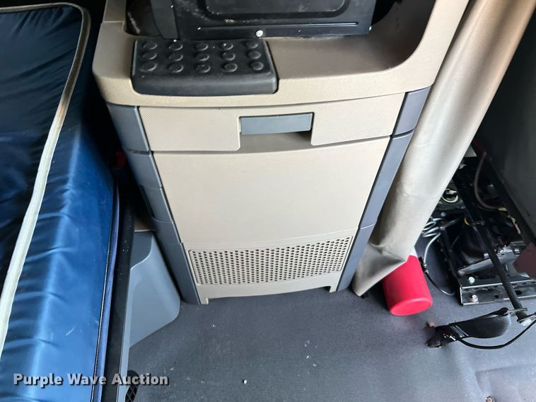 image for item DQ2321 2016 Freightliner Cascadia  semi truck