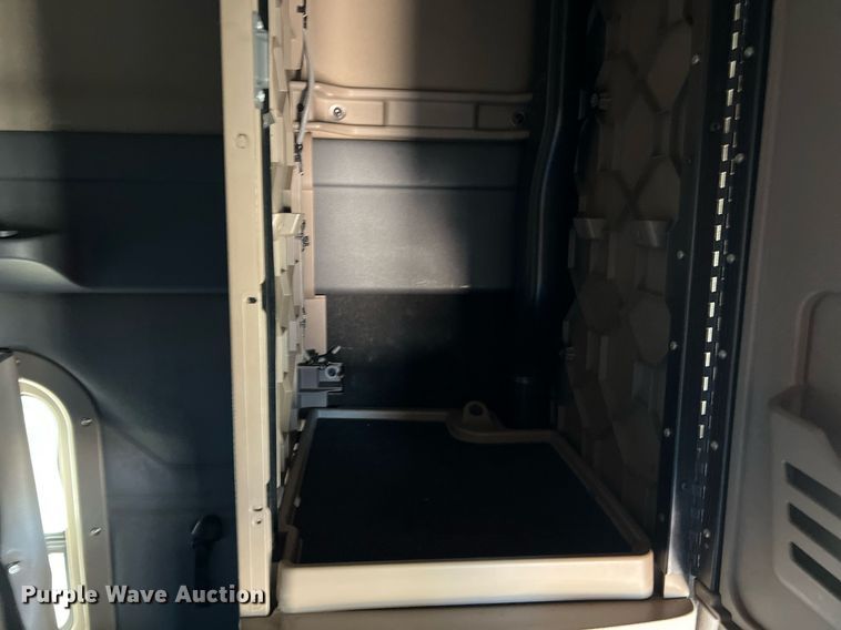 image for item DQ2321 2016 Freightliner Cascadia  semi truck