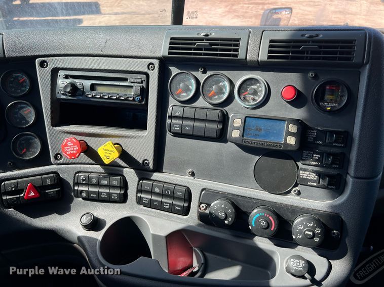 image for item DQ2321 2016 Freightliner Cascadia  semi truck