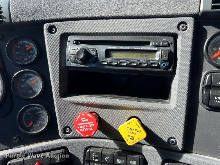 image for item DQ2321 2016 Freightliner Cascadia  semi truck