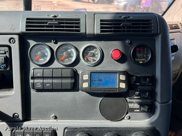 image for item DQ2321 2016 Freightliner Cascadia  semi truck