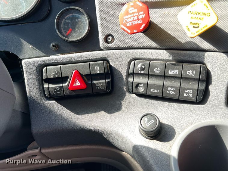 image for item DQ2321 2016 Freightliner Cascadia  semi truck