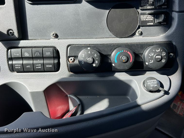 image for item DQ2321 2016 Freightliner Cascadia  semi truck