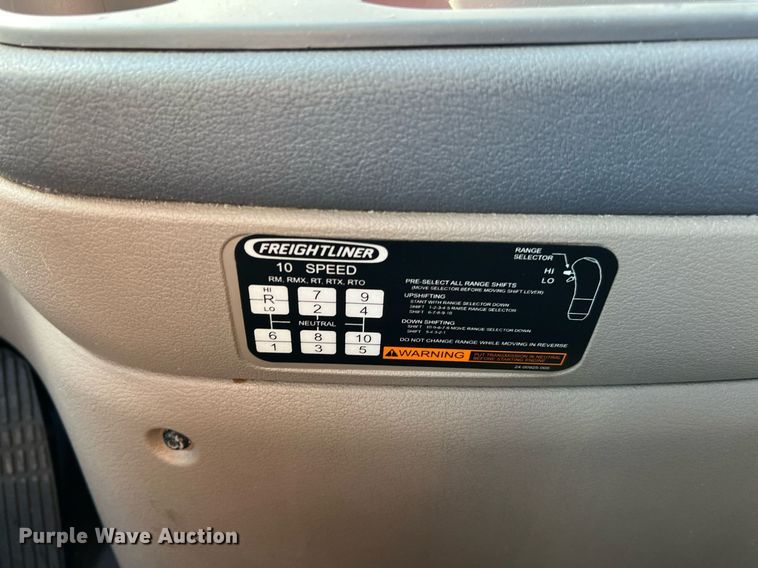 image for item DQ2321 2016 Freightliner Cascadia  semi truck