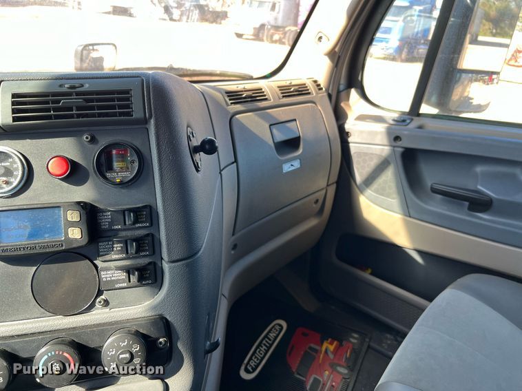 image for item DQ2321 2016 Freightliner Cascadia  semi truck