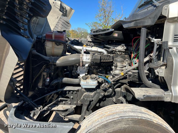 image for item DQ2321 2016 Freightliner Cascadia  semi truck