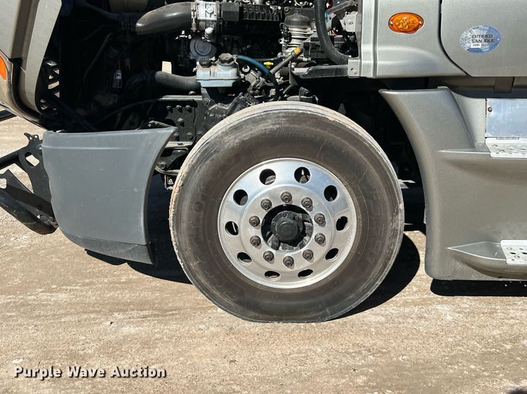 image for item DQ2321 2016 Freightliner Cascadia  semi truck