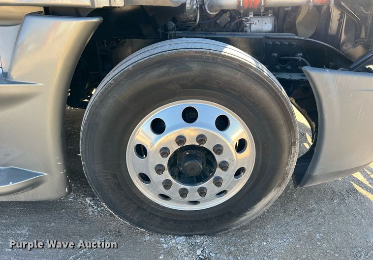 image for item DQ2321 2016 Freightliner Cascadia  semi truck