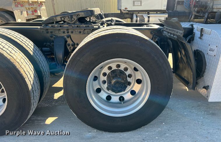 image for item DQ2321 2016 Freightliner Cascadia  semi truck