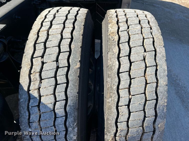 image for item DQ2321 2016 Freightliner Cascadia  semi truck