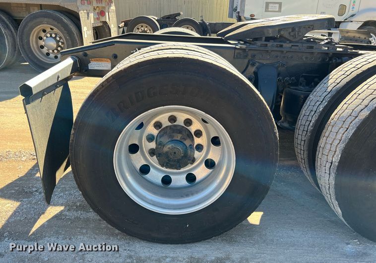 image for item DQ2321 2016 Freightliner Cascadia  semi truck