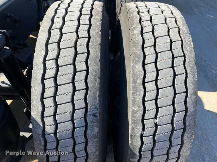 image for item DQ2321 2016 Freightliner Cascadia  semi truck