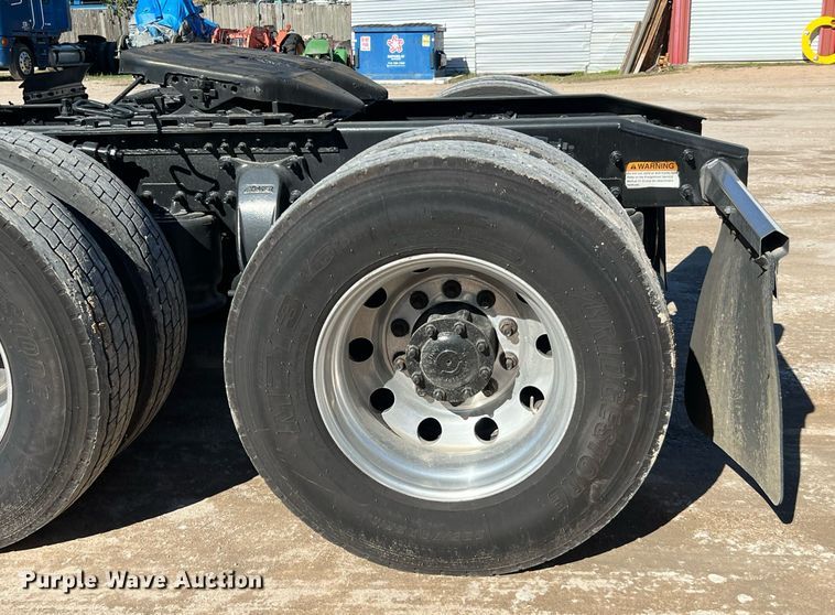 image for item DQ2321 2016 Freightliner Cascadia  semi truck