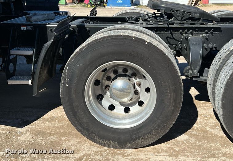 image for item DQ2321 2016 Freightliner Cascadia  semi truck