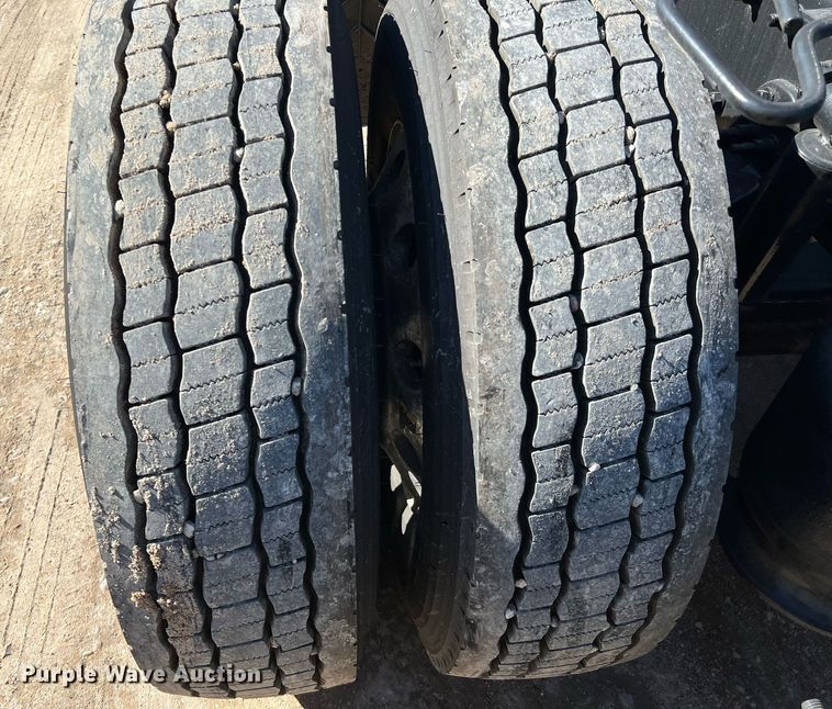 image for item DQ2321 2016 Freightliner Cascadia  semi truck