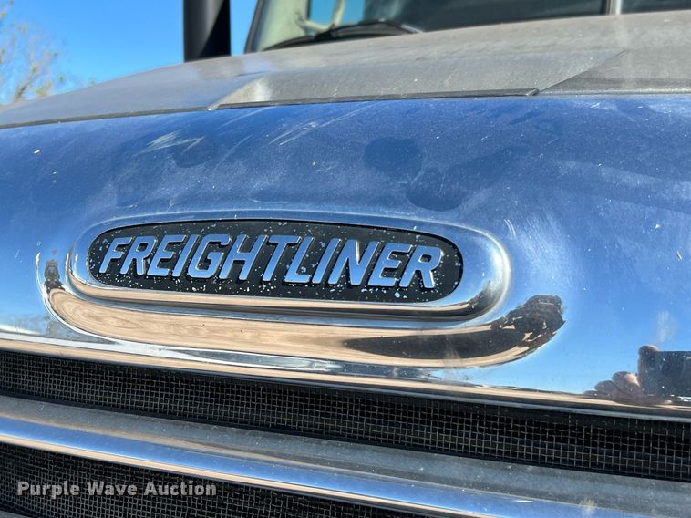 image for item DQ2321 2016 Freightliner Cascadia  semi truck