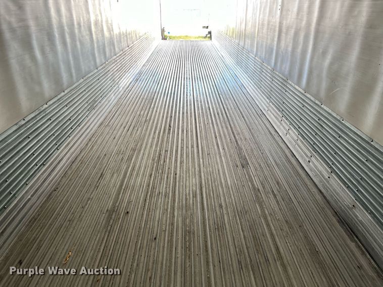 image for item DQ2322 2015 Utility 3000R  refrigerated van trailer