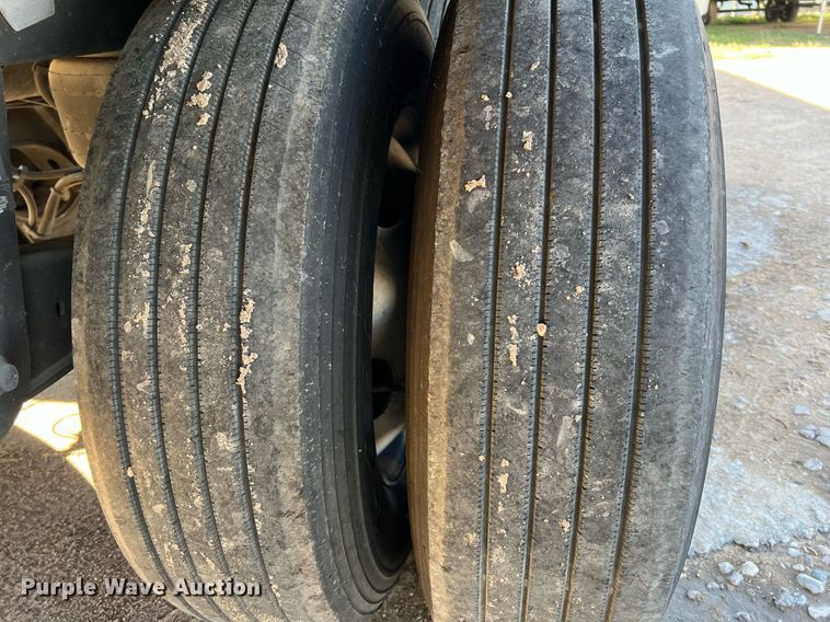 image for item DQ2322 2015 Utility 3000R  refrigerated van trailer