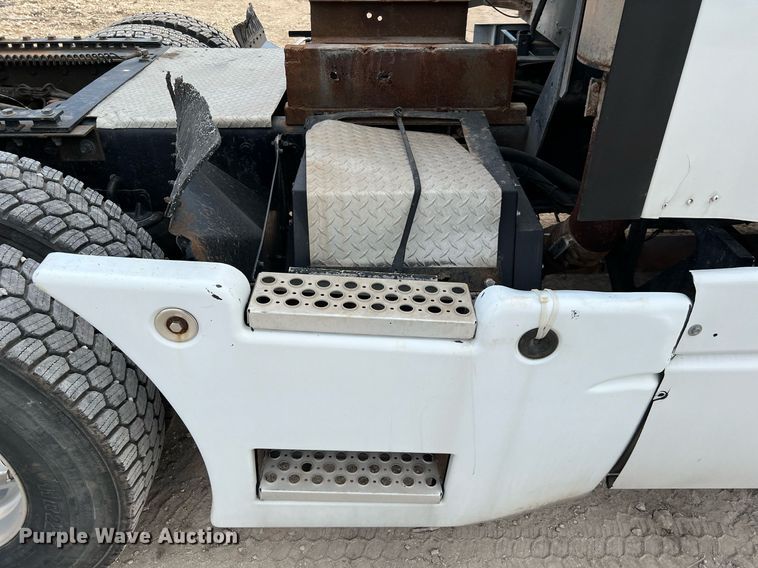 image for item DQ2336 2007 Kenworth T600  semi truck
