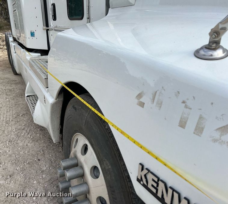 image for item DQ2336 2007 Kenworth T600  semi truck
