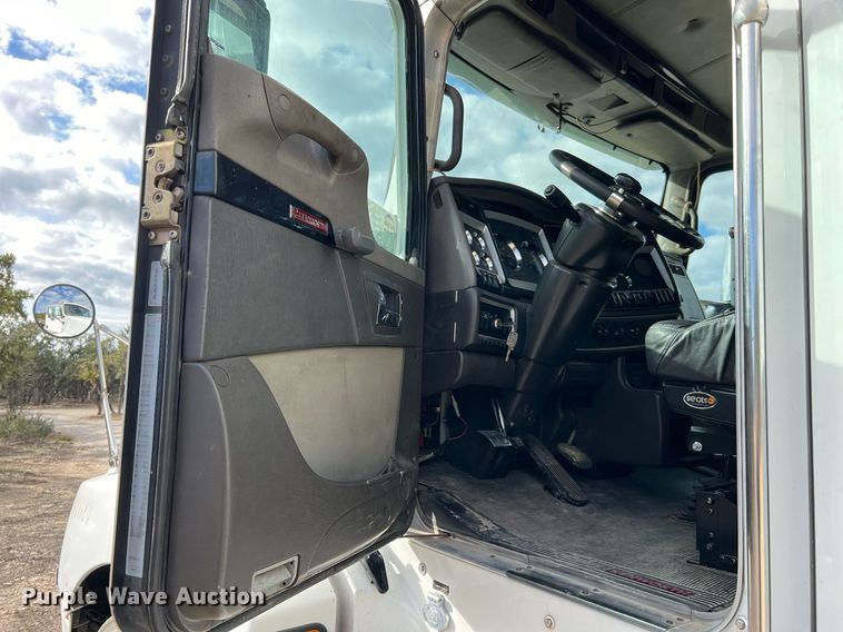 image for item DQ2336 2007 Kenworth T600  semi truck