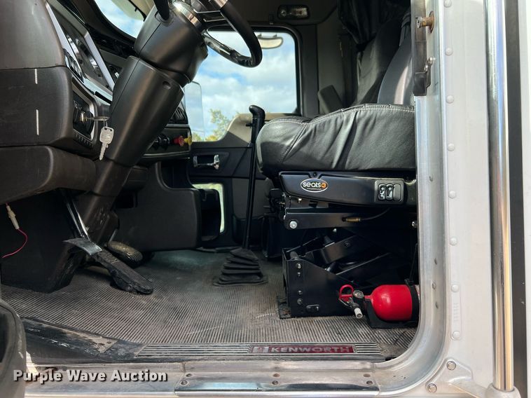 image for item DQ2336 2007 Kenworth T600  semi truck