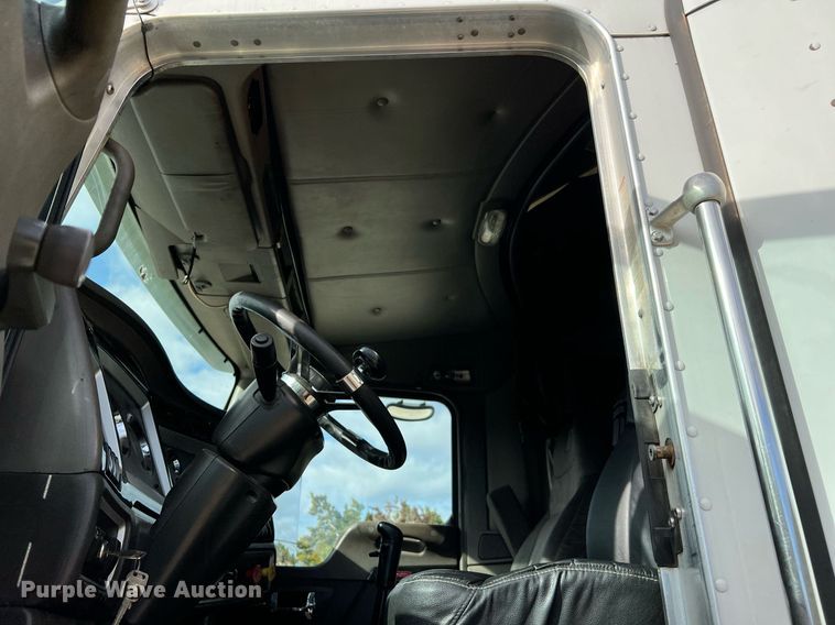 image for item DQ2336 2007 Kenworth T600  semi truck
