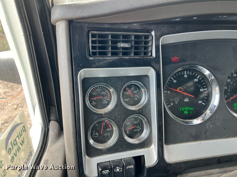 image for item DQ2336 2007 Kenworth T600  semi truck