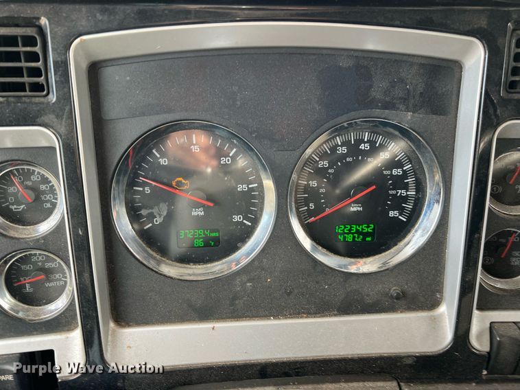 image for item DQ2336 2007 Kenworth T600  semi truck