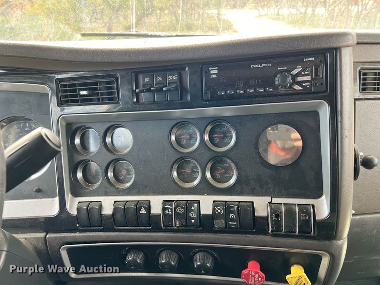 image for item DQ2336 2007 Kenworth T600  semi truck