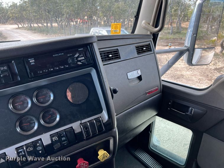 image for item DQ2336 2007 Kenworth T600  semi truck