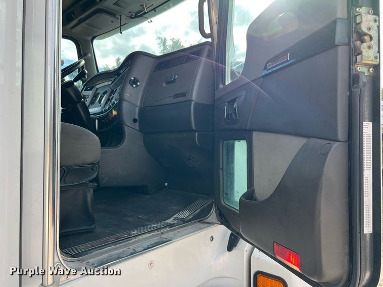 image for item DQ2336 2007 Kenworth T600  semi truck
