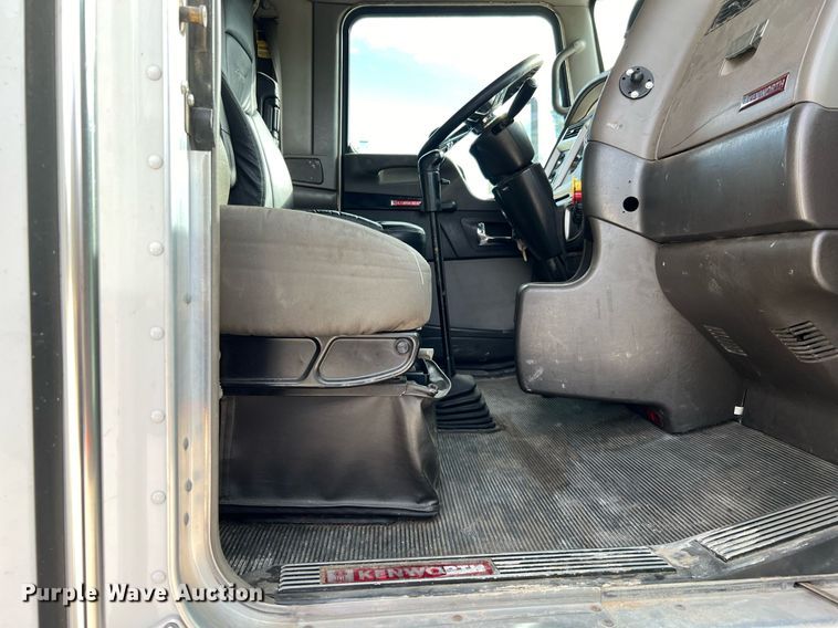image for item DQ2336 2007 Kenworth T600  semi truck